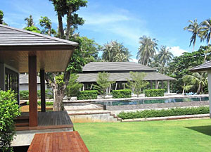 บริเวณสระน้ำและห้องอาหารของ เกาะหมาก รี-ทรีท ที่ดูดีและเข้ากัน